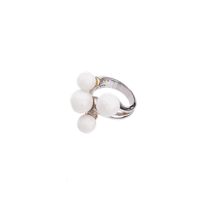 Bague en métal argenté ornée d’une pierre blanche